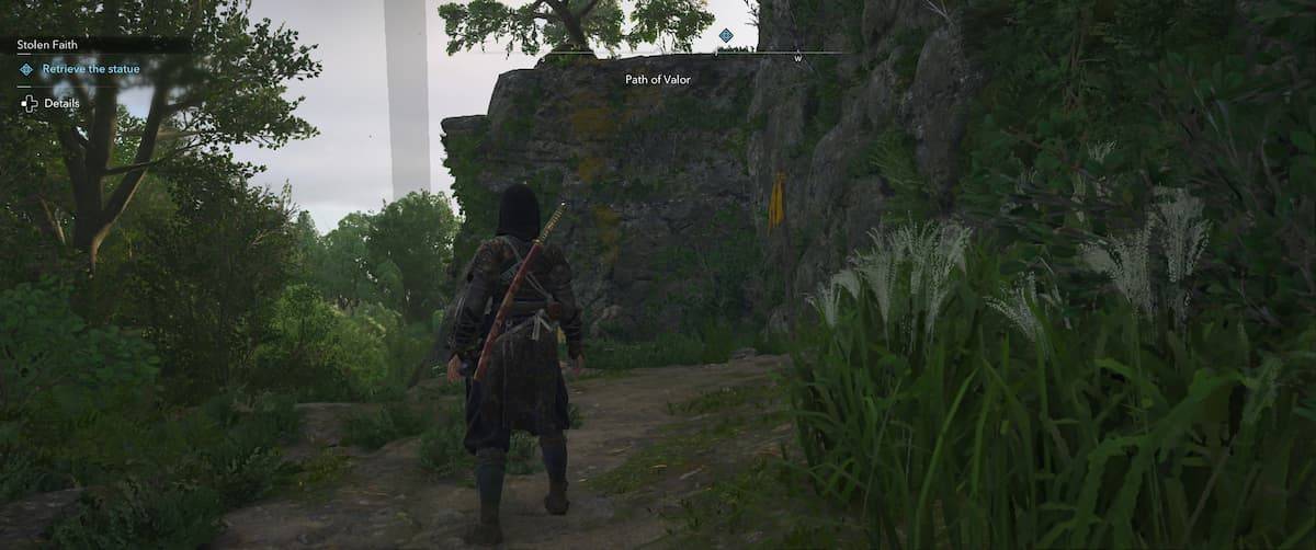 Escalando a parede pintada de amarelo