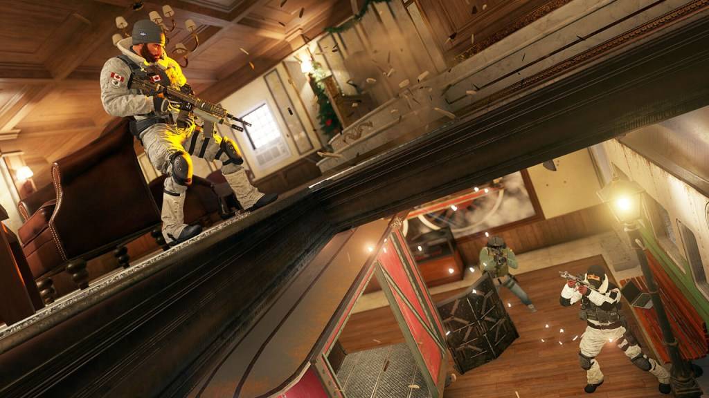 Rainbow Six Siege, 두 명의 군인이 다른 군인이 위로 올라갔습니다.